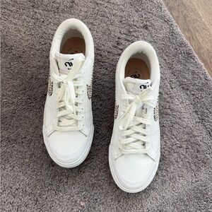 Nike White and Black Sneakers